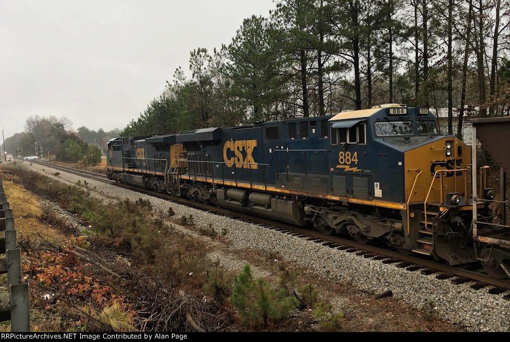 CSX 468 and 884 wait for green
